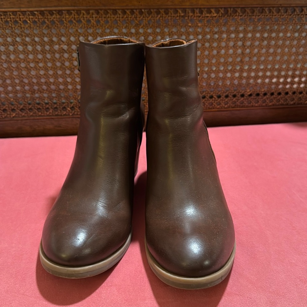 Korks Hattie side zip brown leather bootie 8